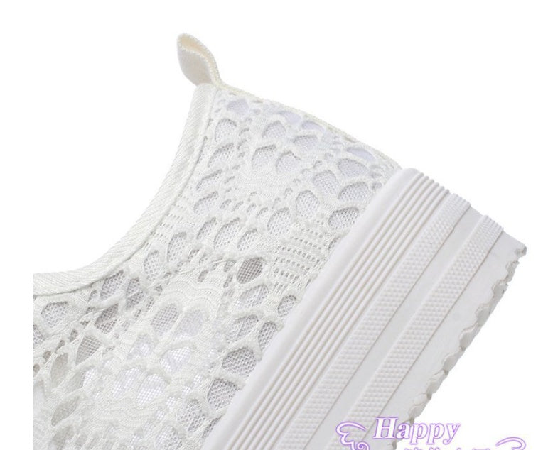 Détail semelle caoutchouc et toile respirante des baskets blanches