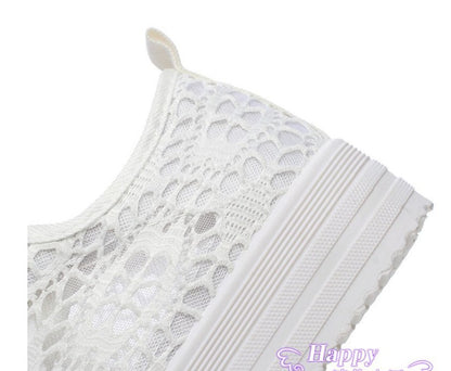 Détail semelle caoutchouc et toile respirante des baskets blanches