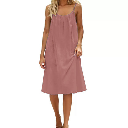 Robe dos-nu femme portée en tenue de soirée estivale