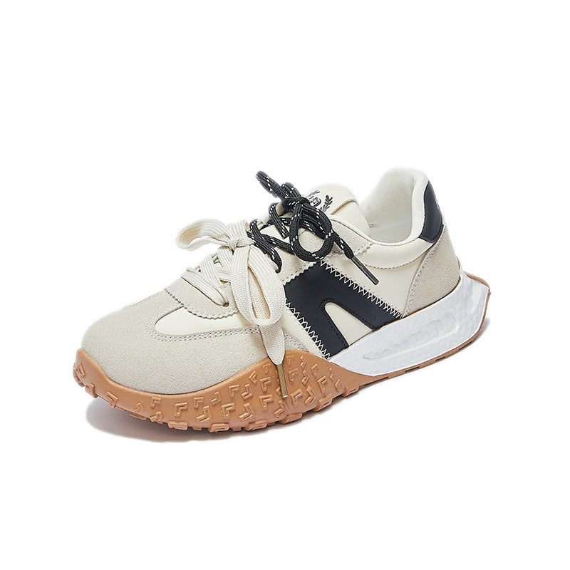 Détail semelle plateforme et lacets des baskets sport femme